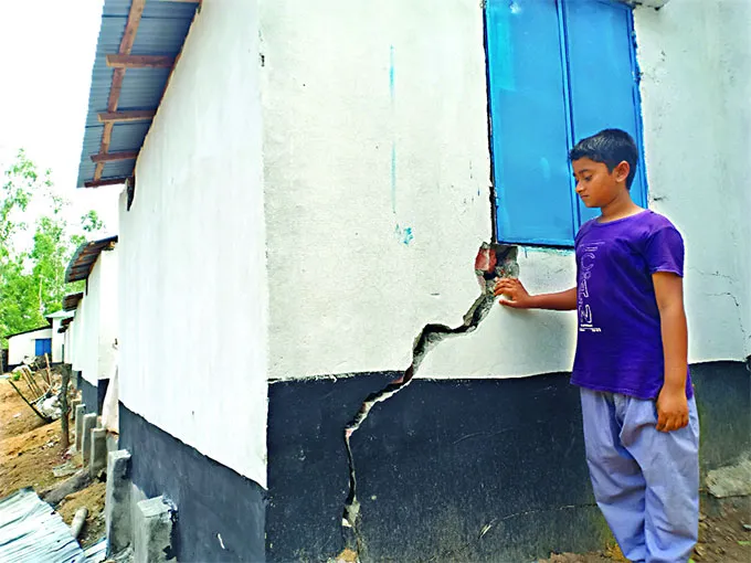 প্রধানমন্ত্রীর উপহারের ঘরে দুই মাসেই ফাটল