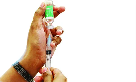 ফুরিয়ে আসছে টিকার মজুত বন্ধ হচ্ছে কেন্দ্র