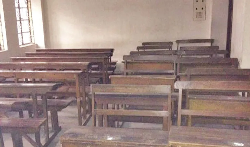 ক্ষোভে ফুঁসছে শিক্ষার্থীরা