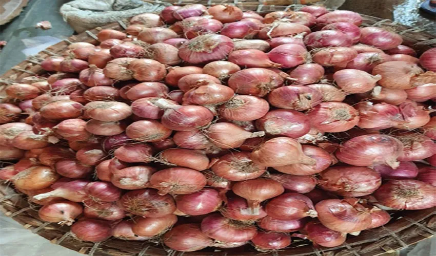 পেঁয়াজের বাজারে সিন্ডিকেটের থাবা