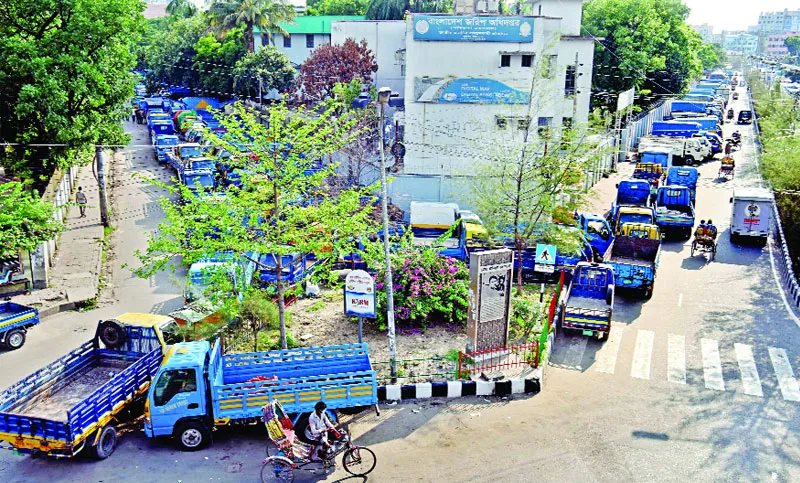 তেজগাঁও ট্রাকস্ট্যান্ডে ইঁদুর-বিড়াল খেলা!