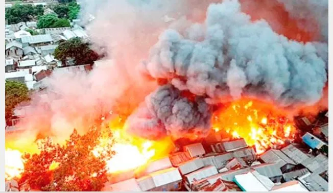 ফের আগুনে পুড়ল সাততলা বস্তির সহস্রাধিক ঘর ॥ খোলা আকাশের নিচে সবহারা মানুষ