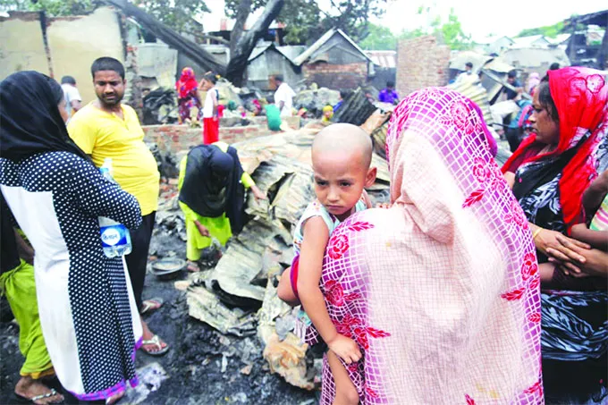 খোলা আকাশের নিচে আশ্রয়হারা মানুষ