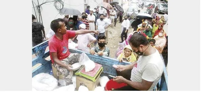 টিসিবি’র ট্রাকে ক্রেতার দীর্ঘলাইন থামছে না