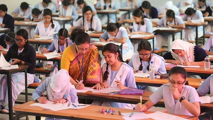 শিক্ষার্থীদের অনিশ্চিত যাত্রা