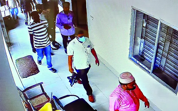 পাবনায় গণপূর্ত দপ্তরে অস্ত্রের মহড়া