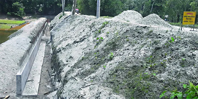 বিএসএফ’র বাধায় ফুলবাড়ী-নাগেশ্বরী সড়কের কাজ বন্ধ