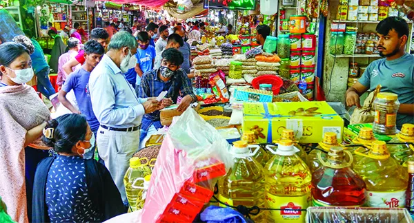 হঠাৎ বাজারে ভিড়, দামও চড়া