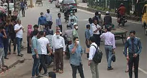 অফিসগামীদের দুর্ভোগ খোলা ব্যবসা প্রতিষ্ঠান