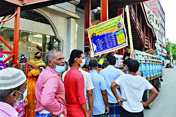 খোলাবাজারে দীর্ঘলাইন
