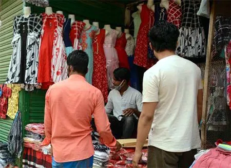 টিকে থাকার চেষ্টা ক্ষুদ্র ব্যবসায়ীদের