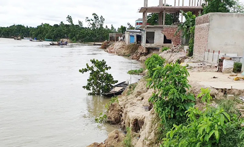 নদীর পানি কমা-বাড়ার মধ্যেই বাড়ছে ভাঙন