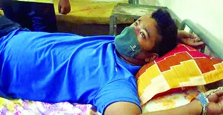 হাসপাতালের অনিয়ম নিয়ে রিপোর্ট করায় তানুর হাতে হ্যান্ডকাপ
