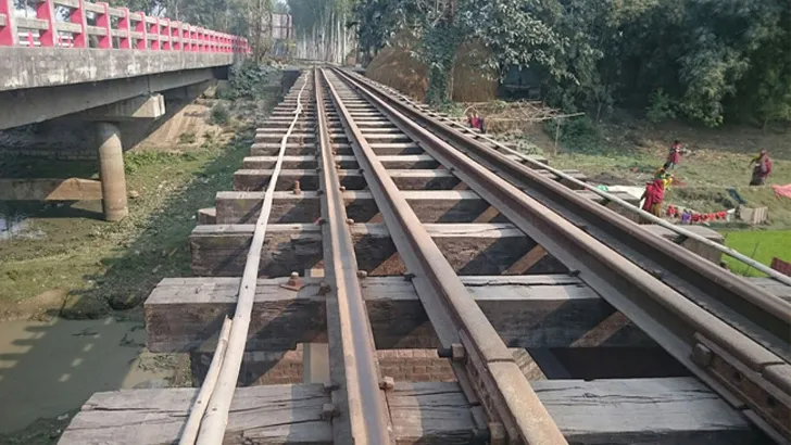 ছয়টির চারটিই বিকল