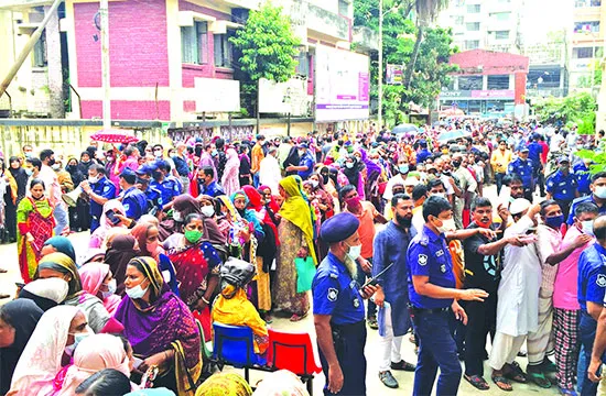 রাত থেকে কেন্দ্রে লাইন, বাড়ছে ঘাটতি