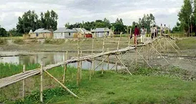 সুন্দরগঞ্জে তিস্তা নদী পাড়ে নৌকার স্থলে বাঁশের সাঁকো