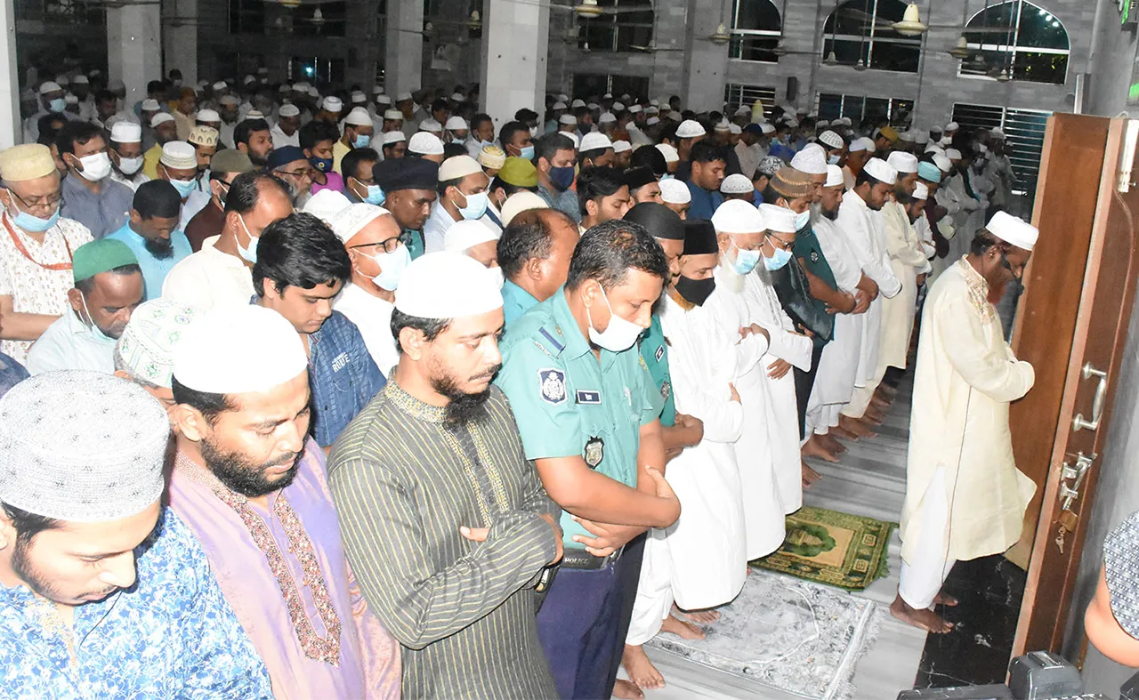 কারাবন্দী সেক্রেটারি জেনারেল এর সম্মানিত মরহুম পিতা মিয়া আব্দুল হামিদের প্রথম জানাযা অনুষ্ঠিত