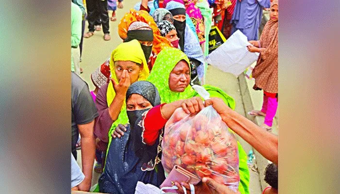 টিসিবির ট্রাক দেখলেই ক্রেতাদের হুড়োহুড়ি