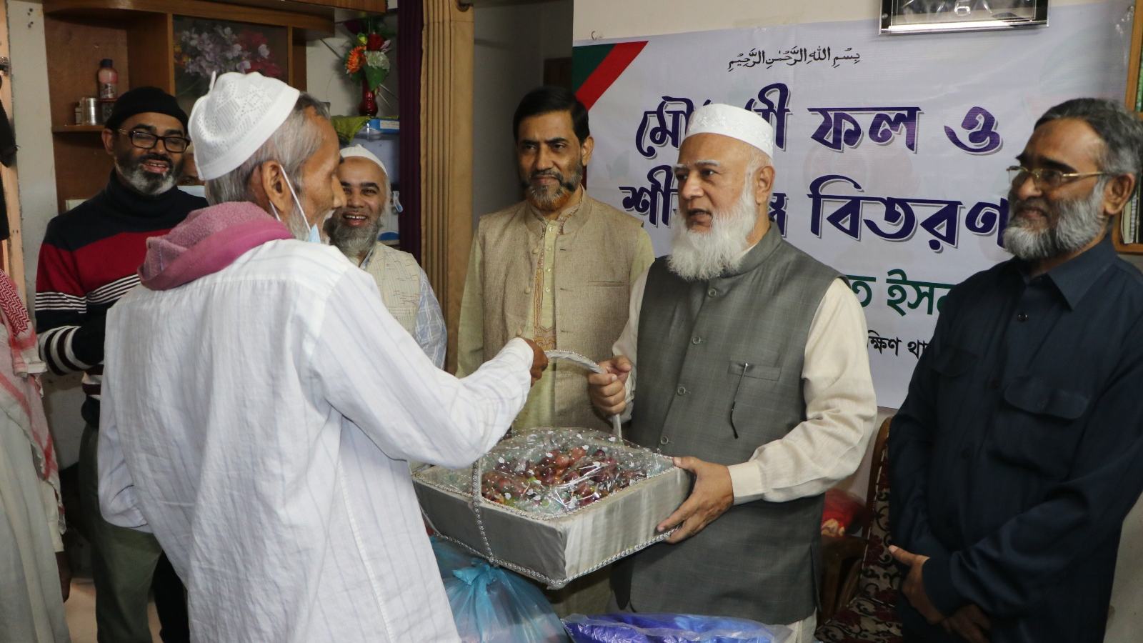 মিরপুর ও কাফরুল এলাকার সুবিধা বঞ্চিত মানুষের সাথে মতবিনিময় ও মৌসুমী ফল উপহার প্রদান করেন আমীরে জামায়াত ডা. শফিকুর রহমান