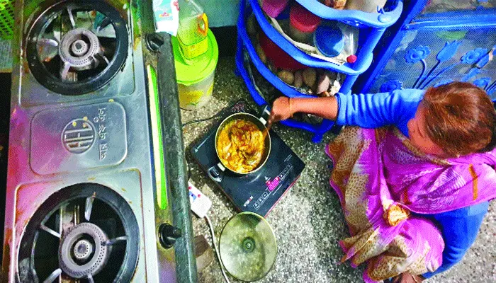 পড়ে আছে গ্যাসের চুলা বিকল্পে খরচ বাড়ছে