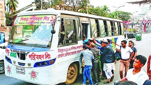 গণপরিবহনে গাদাগাদি করে নেয়া হচ্ছে যাত্রী