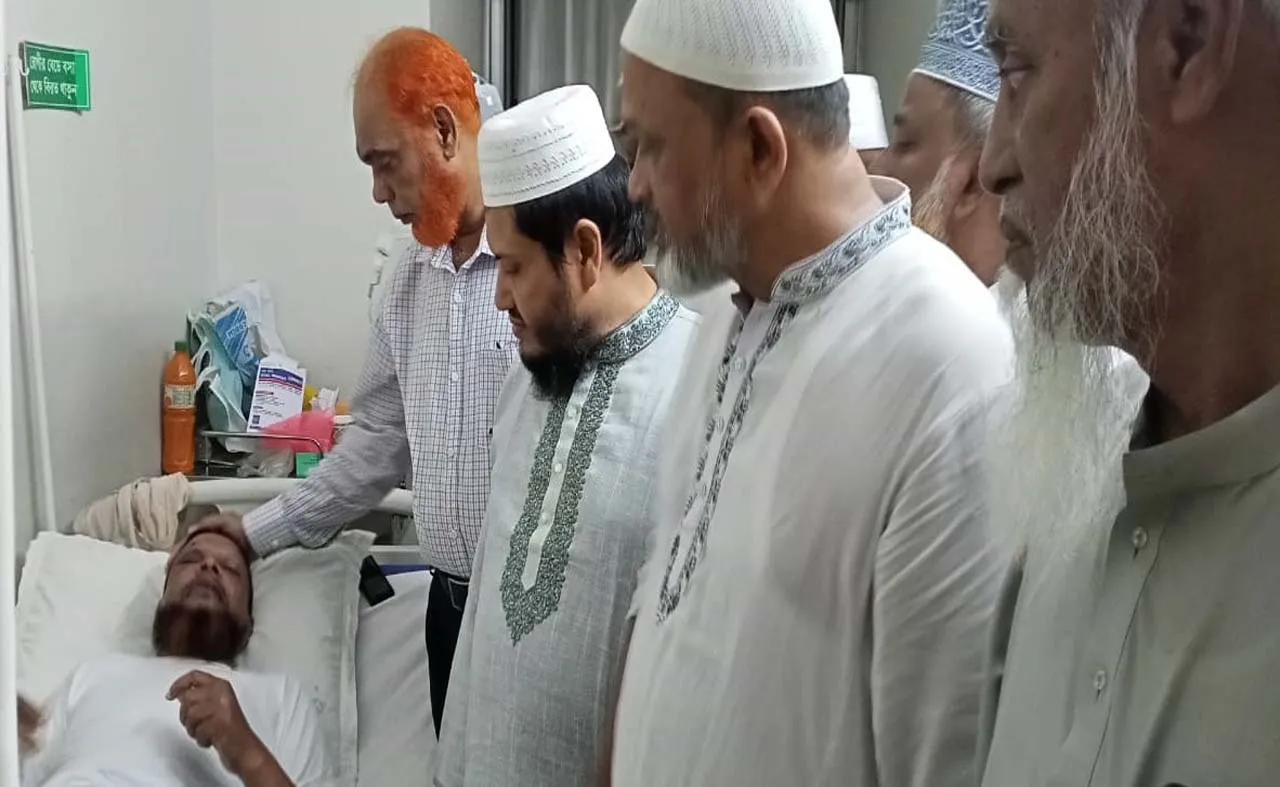 সড়ক দুর্ঘটনায় আহত মাওঃ হাবিবুর রহমানকে দেখতে হাসপাতালে কেন্দ্রীয় নির্বাহী পরিষদ সদস্য জনাব মোবারক হোসাইন