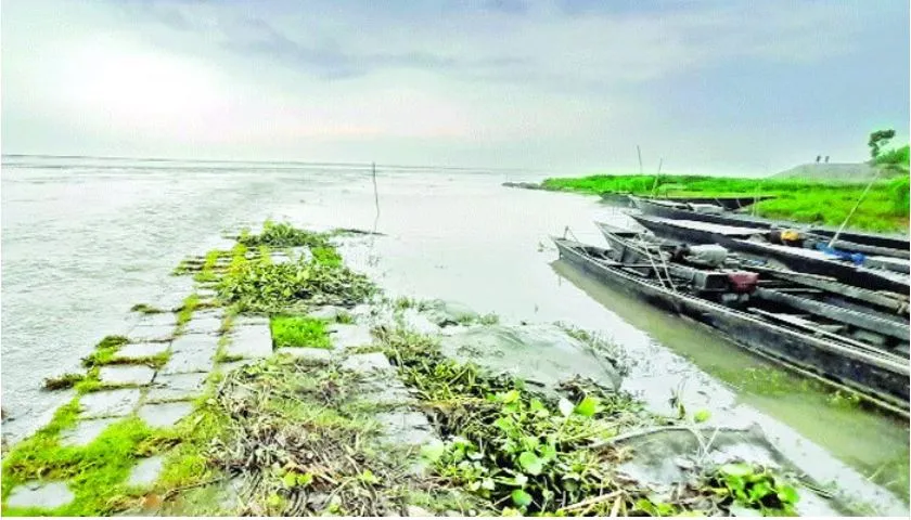 উত্তরে বান ঠেকানোর বাঁধ নড়বড়ে