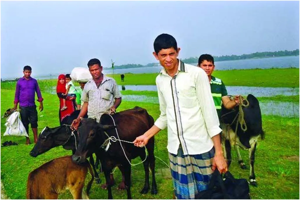 দলে দলে গ্রাম ছাড়ছে হাওরপাড়ের মানুষ