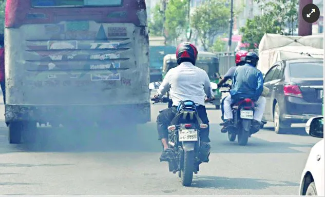 গাড়ির কালো ধোঁয়ায় ঢাকায় চলা দায়