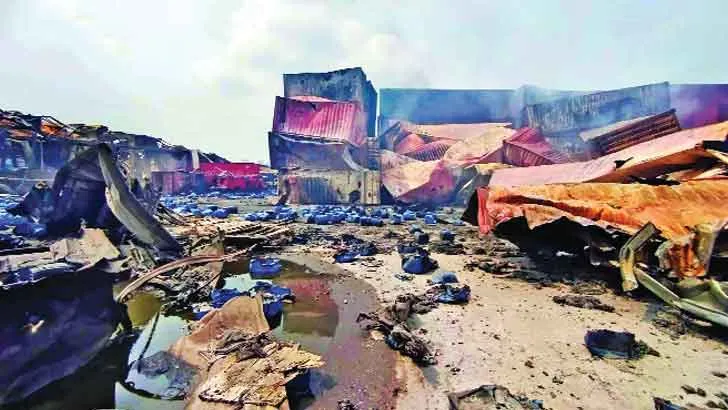 ধ্বংসের চিহ্ন রেখে নিয়ন্ত্রণে আগুন