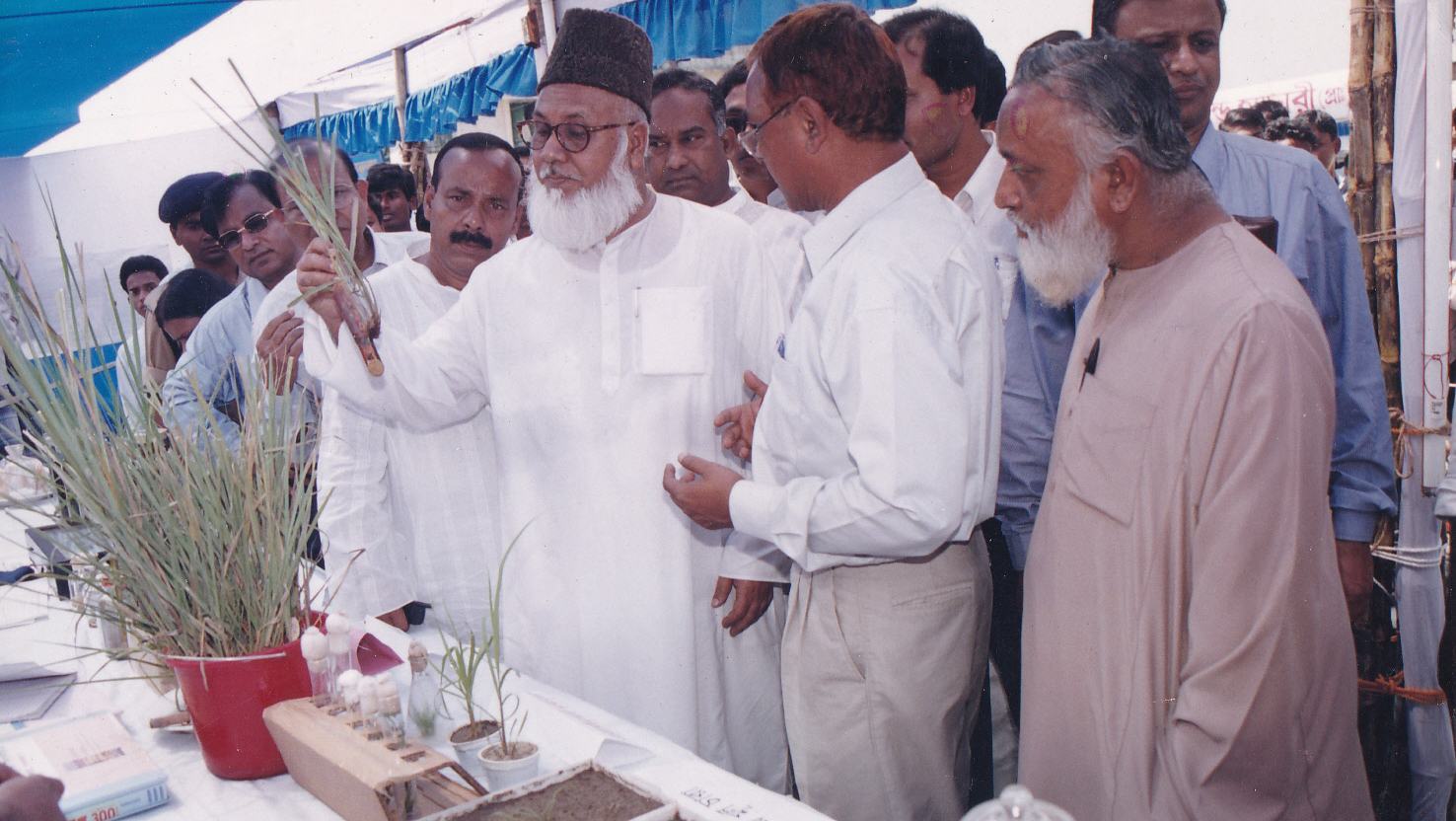 কৃষি মেলা পরিদর্শনে শহীদ মাওলানা মতিউর রহমান নিজামী