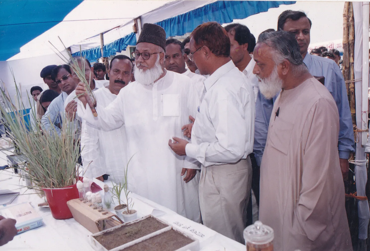 কৃষি মেলা পরিদর্শনে শহীদ মাওলানা মতিউর রহমান নিজামী