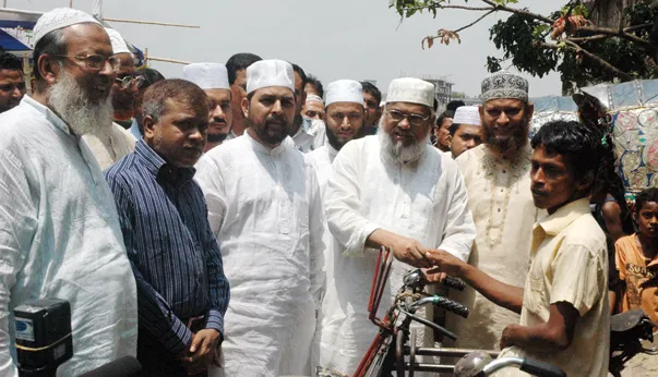 শ্রমিকদের মাঝে জামায়াতের রিক্সা বিতরণ