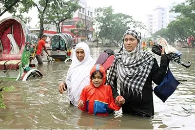 টানা বর্ষণে চট্টগ্রাম মহানগরীতে ব্যাপক পানিবদ্ধতা ॥ নগরবাসী চরম দুভোর্গে