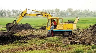 রাজশাহী অঞ্চলে আবাদী জমি কেটে পুকুর তৈরির হিড়িক