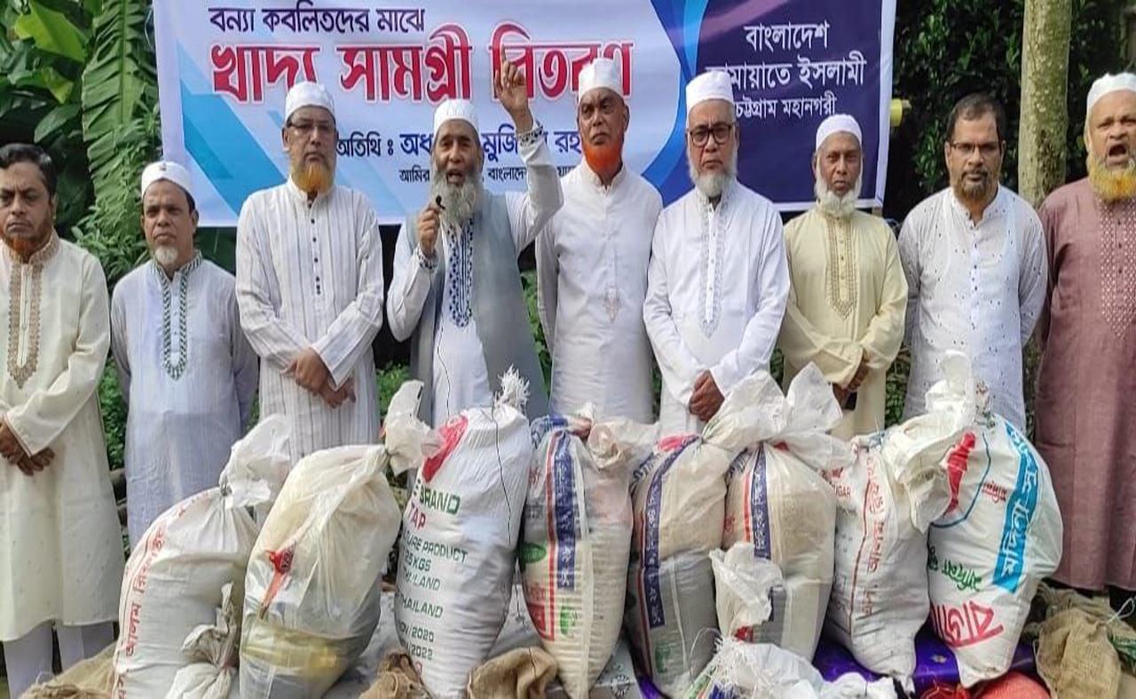 সচ্ছল লোকের দায়িত্ব হলো আর্তমানবতার পাশে দাঁড়ানো- অধ্যাপক মুজিবুর রহমান