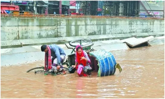 একটানা বৃষ্টিপাতে নগরজুড়ে ভোগান্তি