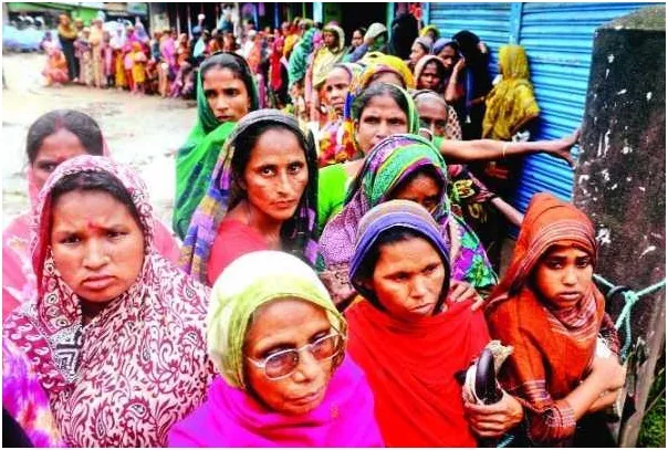 ন্যায্যমূল্যের দোকানে ফসলহারা মানুষের লাইন
