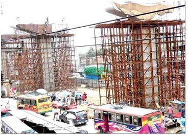 বেষ্টনী ছাড়াই চলছে কাজ, দুর্ঘটনার আশঙ্কা নিয়ে চলে যানবাহন ও পথচারীরা