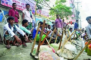 ভিড় বাড়ছে রাজধানীর শ্রমের হাটে