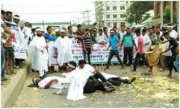মহাসড়ক অবরোধ করে ডিম ভেঙ্গে খামারিদের প্রতিবাদ