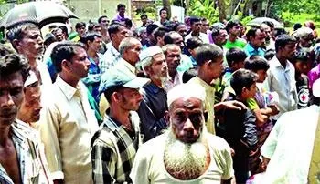 হাওরে চালের জন্য লম্বা লাইন