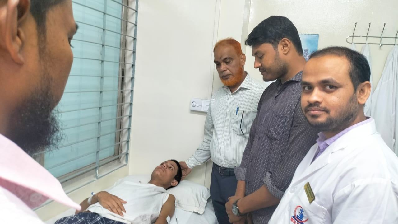গুরুতর আহত মুস্তাফিজুর রহমানকে দেখতে হাসপাতালে যান মোঃ মোবারক হোসাইন