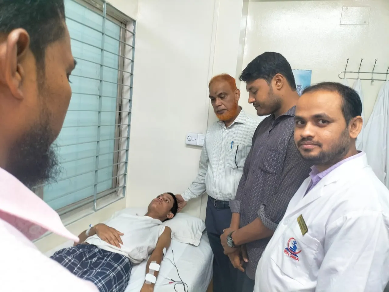 গুরুতর আহত মুস্তাফিজুর রহমানকে দেখতে হাসপাতালে যান মোঃ মোবারক হোসাইন
