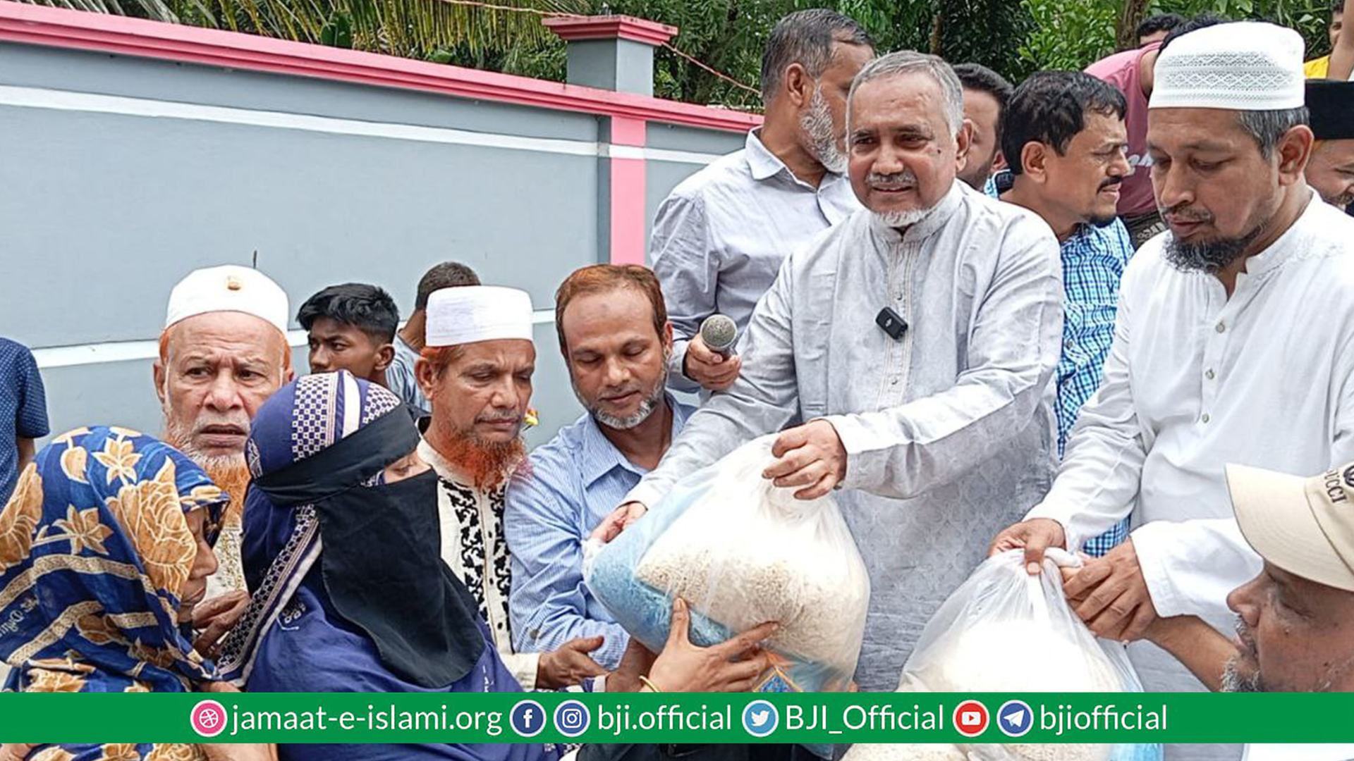চৌদ্দগ্রামে বন্যার্তদের পাশে ডা. সৈয়দ আব্দুল্লাহ মু. তাহের