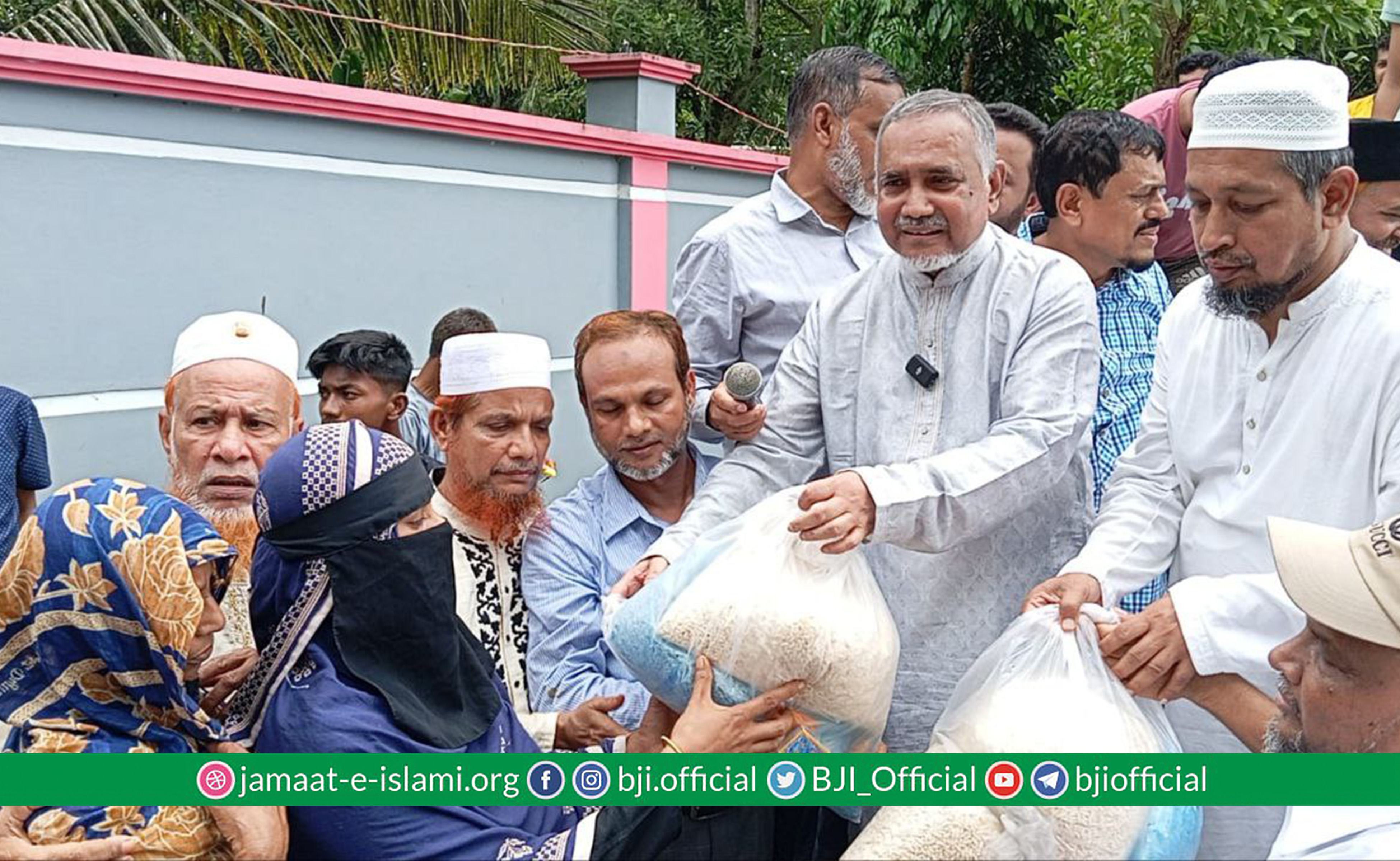 চৌদ্দগ্রামে বন্যার্তদের পাশে ডা. সৈয়দ আব্দুল্লাহ মু. তাহের