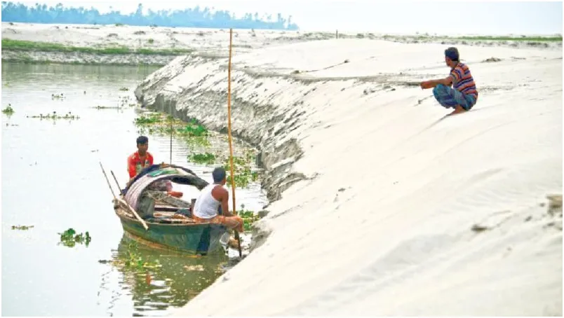 এপারে পানি কম, বালু বেশি