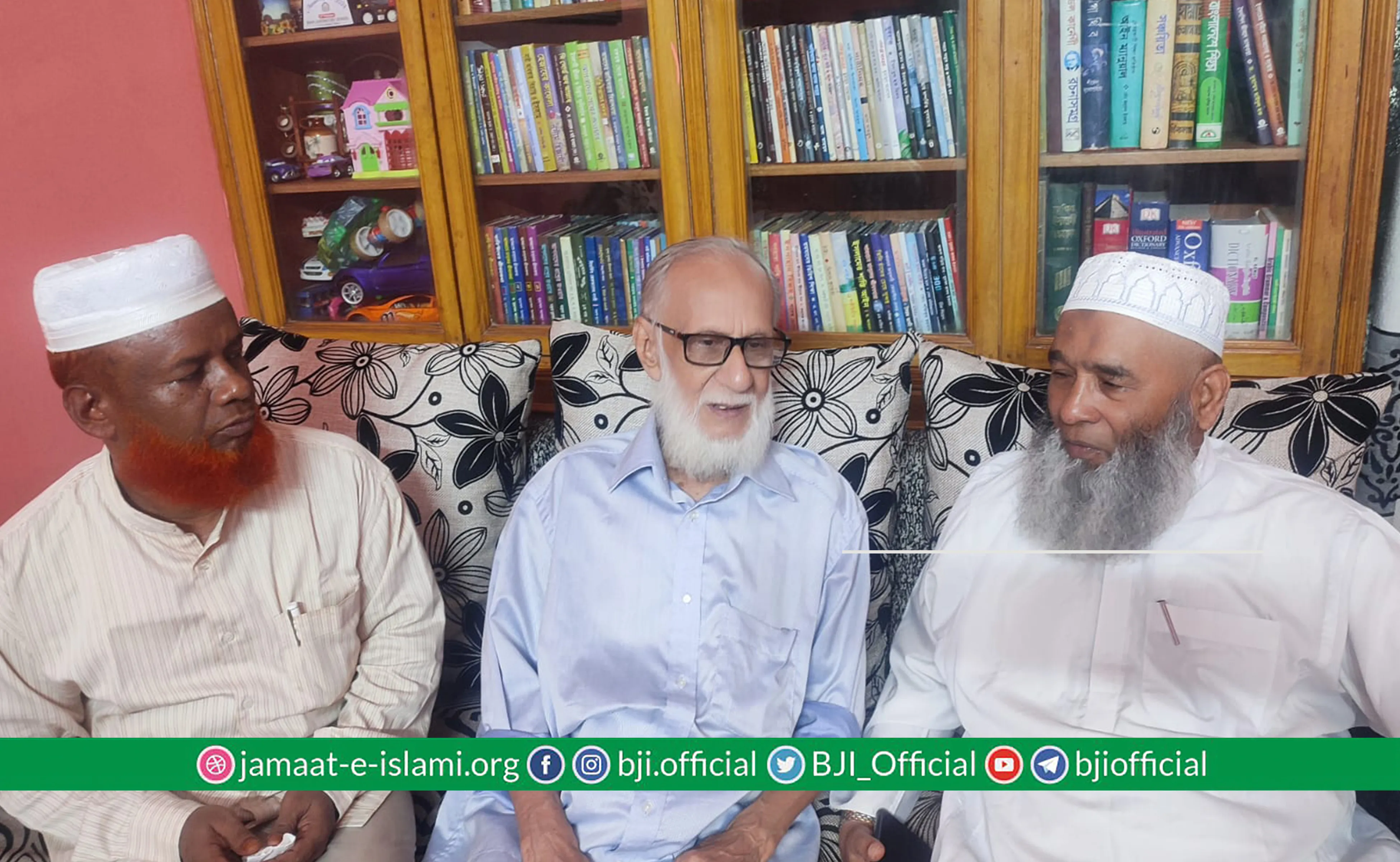 অসুস্থ অধ্যাপক মাযহারুল ইসলামকে দেখতে তাঁর বাসায় যান অধ্যাপক মুজিবুর রহমান