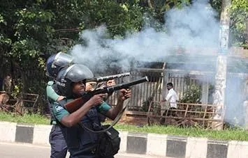 শিক্ষার্থী পুলিশ দফায় দফায় সংঘর্ষ ধাওয়া-পাল্টা ধাওয়া ॥ শাহবাগ রণক্ষেত্র ॥ অবরোধ