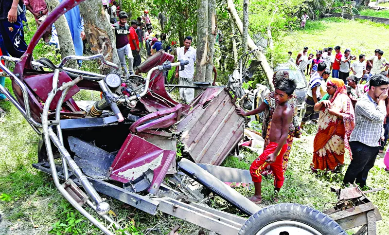 আরো ২১ প্রাণ ঝরল সড়কে